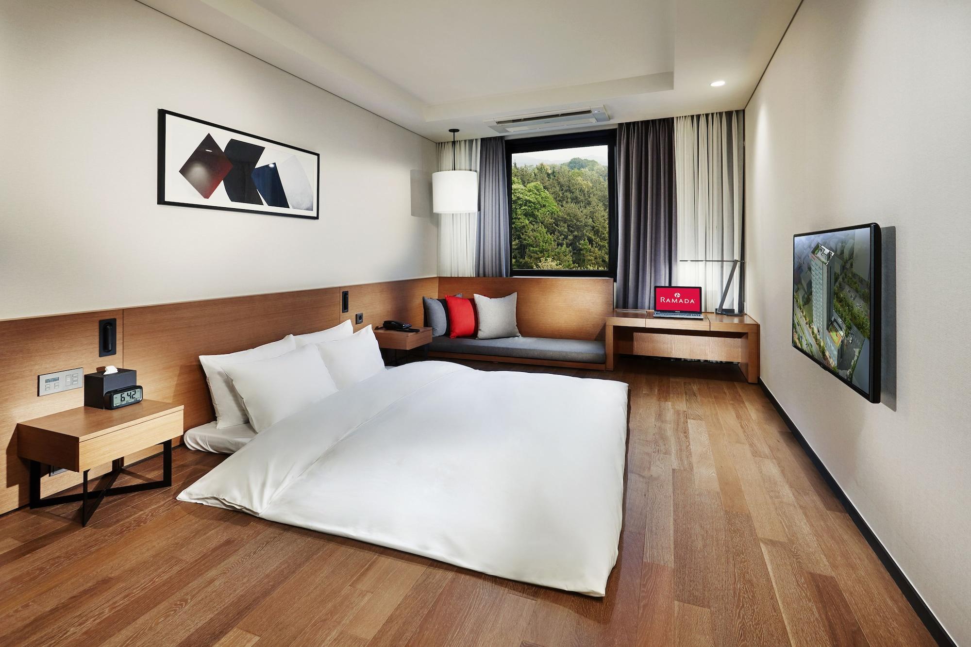 Ramada By Wyndham Gunsan Hotell Exteriör bild