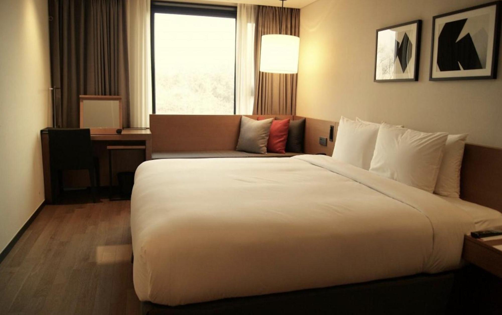 Ramada By Wyndham Gunsan Hotell Exteriör bild