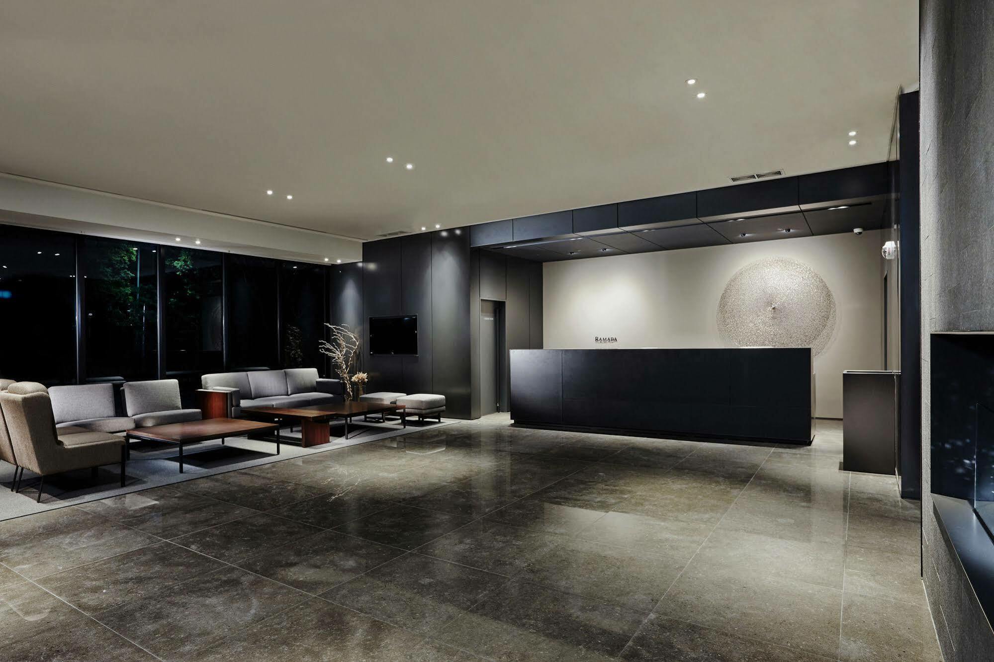 Ramada By Wyndham Gunsan Hotell Exteriör bild
