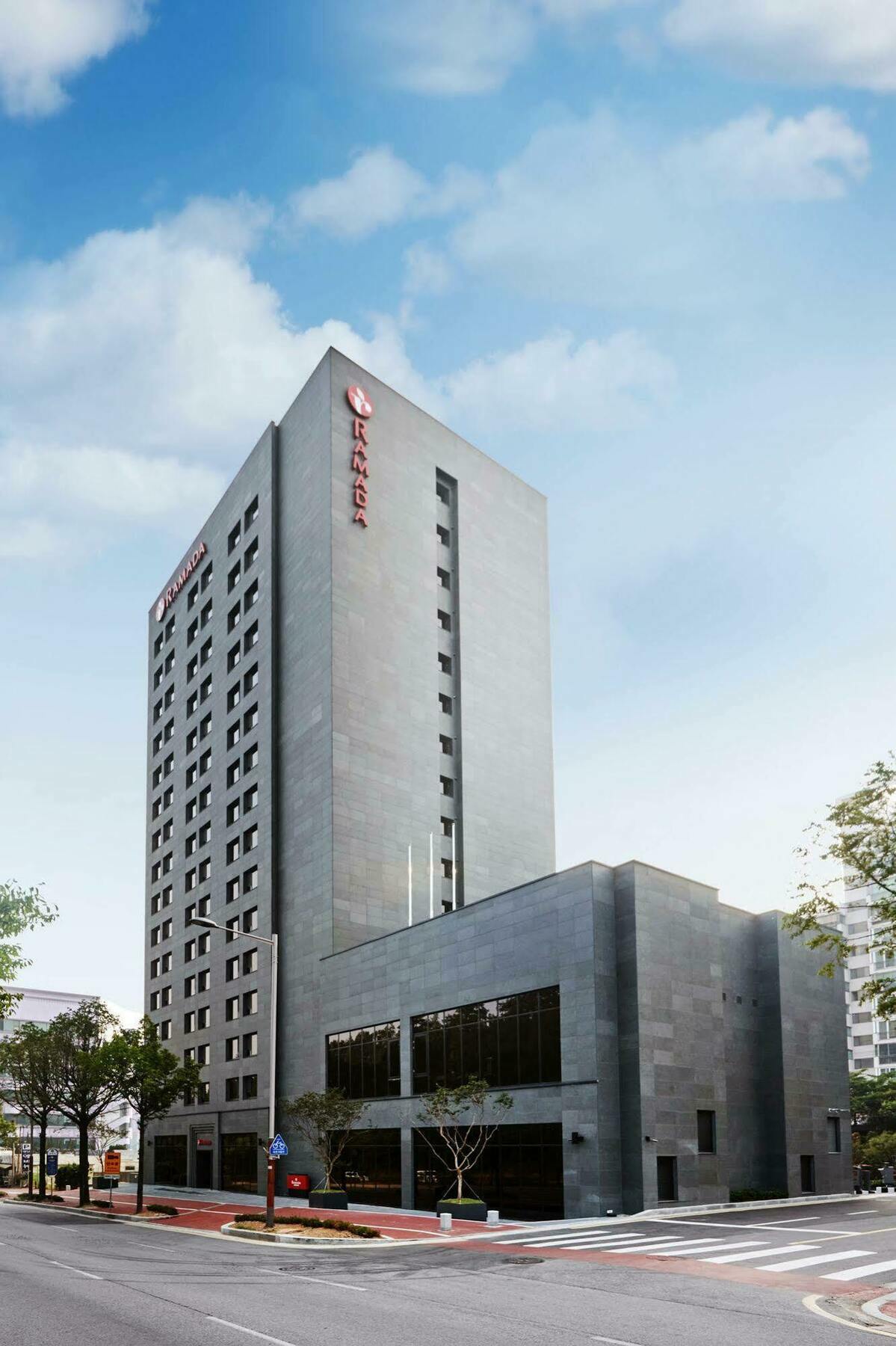 Ramada By Wyndham Gunsan Hotell Exteriör bild